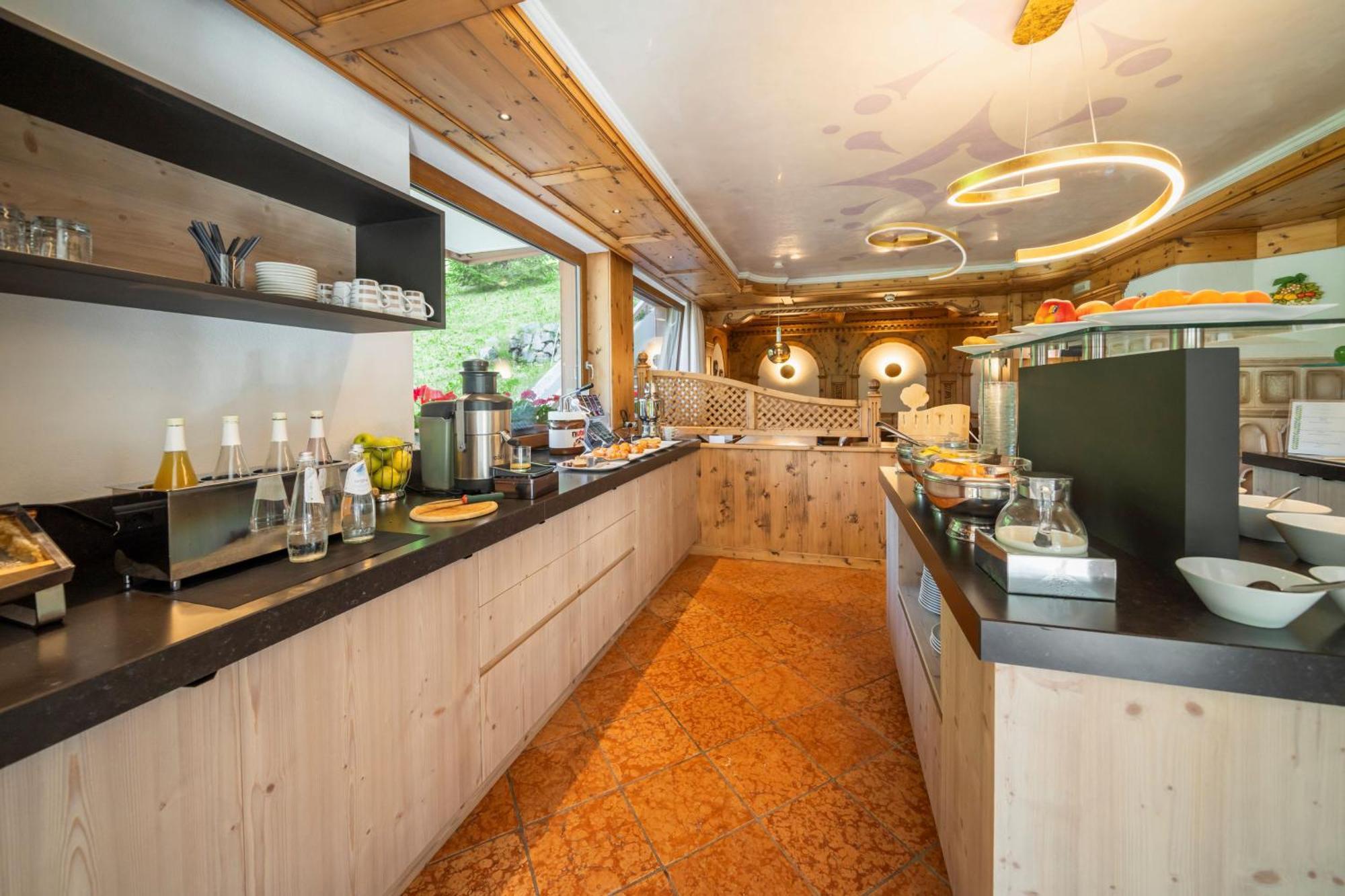 Hotel Foresta Моена Екстериор снимка