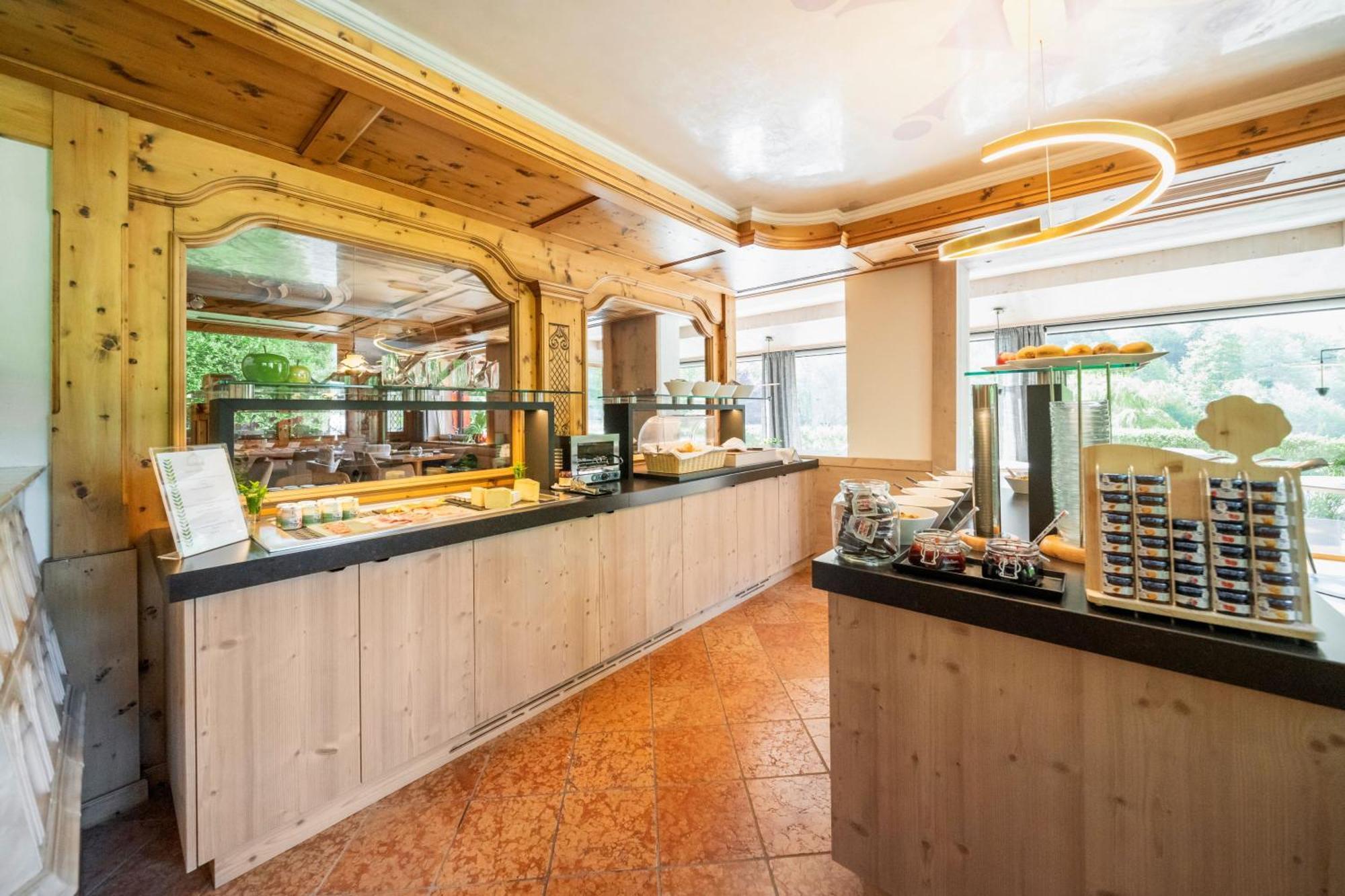 Hotel Foresta Моена Екстериор снимка
